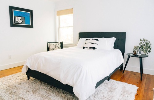 Stone Ridge House | Modern 3BR Barnhouse with Fireplace & Hi Speed Wifi