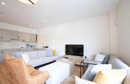 Dublin Hotel | Modern 3BR Split Level Home with Balcony Dublin 16