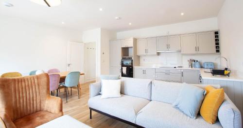 Dublin Hotel | Modern 3BR Split Level Home with Balcony Dublin 16