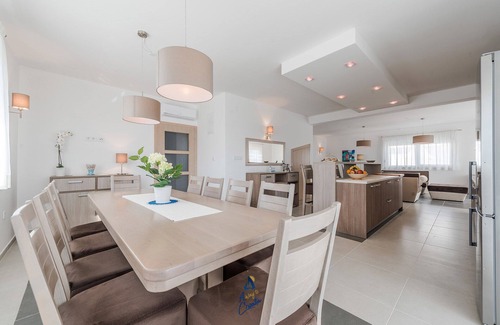 Debeljak Villa | Modern 4 BD villa with heated pool for up to 8 guests near Zadar