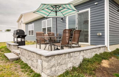 Dover House | Modern 4 bdr with King size bed Patio and Late Checkout!