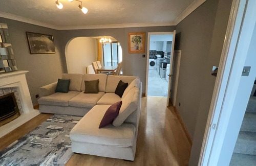 Stevenage House | Modern 4 bed house Stevenage 22mins from London King’s Cross.