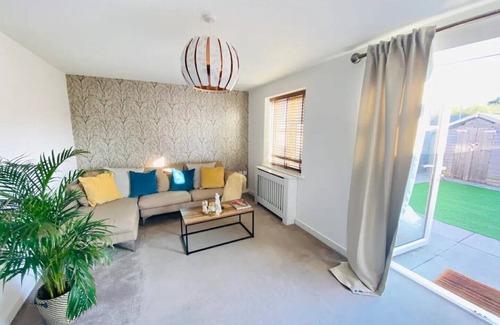 Dartford House | Modern 4-bed house with picturesque lakeside view