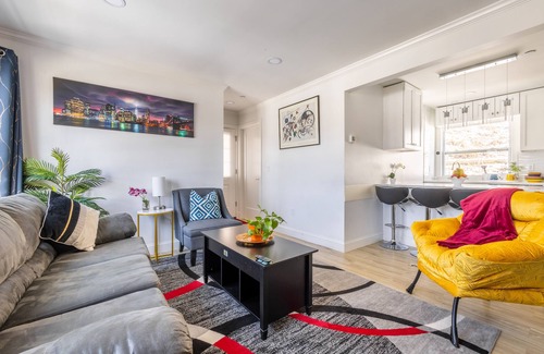 Northwest Yonkers House | Modern 4BD/3BA w/Parking & deck & 29 min>NYC