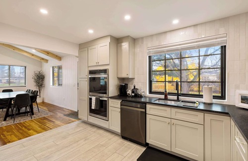 South Lyon House | Modern 4BR/3BA South Lyon Getaway