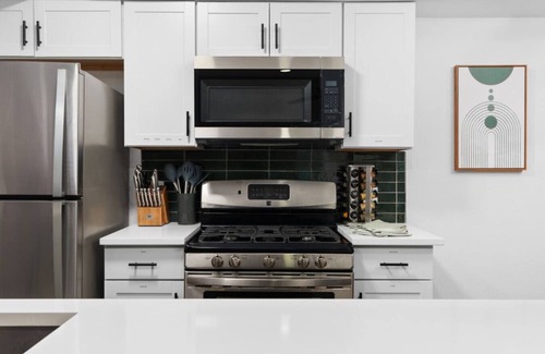 South Lamar House | Modern 4BR Condo Perfect for Large Groups & Events
