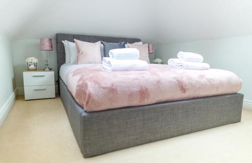 Fifield Apartment | Modern 4BR Cottage in Windsor, Near Marina and Thames