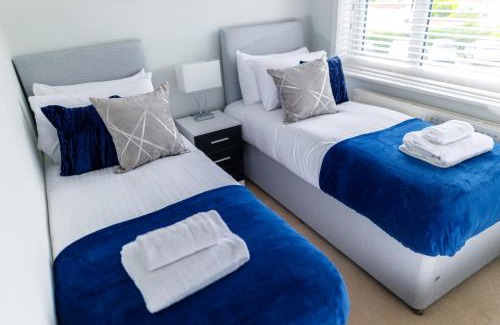 Fifield Apartment | Modern 4BR Cottage in Windsor, Near Marina and Thames