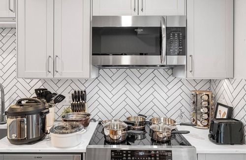 Potomac West House | Modern 4BR Getaway 3 Min to Old Town 1 Mil to Waterfront Walk to Metro