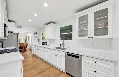 Winnetka House | Modern 4BR in Prime Location w/Game Room & BBQ