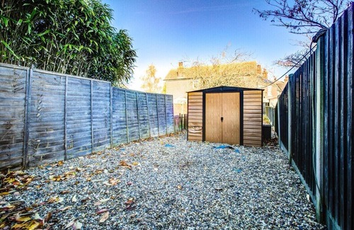 Colchester House | Modern 5 Bed 3 Bath House in Colchester