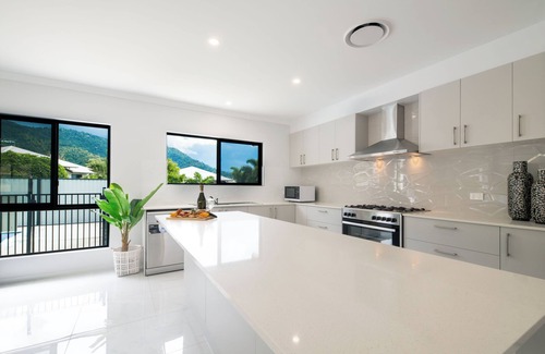 Airlie Beach House | Modern 5 Bedroom , 3 Bathroom Holiday Home with Sparkling Pool