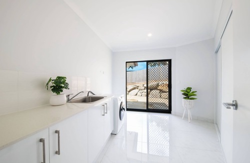 Airlie Beach House | Modern 5 Bedroom , 3 Bathroom Holiday Home with Sparkling Pool