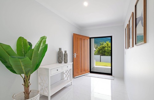 Airlie Beach House | Modern 5 Bedroom , 3 Bathroom Holiday Home with Sparkling Pool