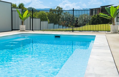 Airlie Beach House | Modern 5 Bedroom , 3 Bathroom Holiday Home with Sparkling Pool