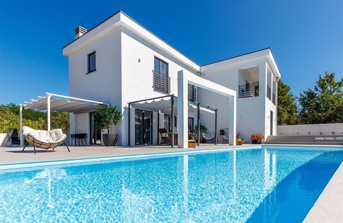 Kanfanar Cabin | Modern 5* villa with a private pool in an idyllic surrounding..