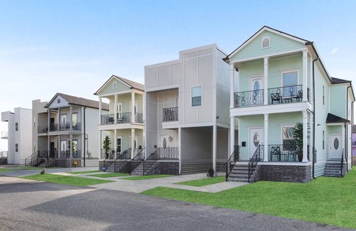 Tulane - Gravier House | Modern 5BR/5BA Escape | Near FQ & Private Parking