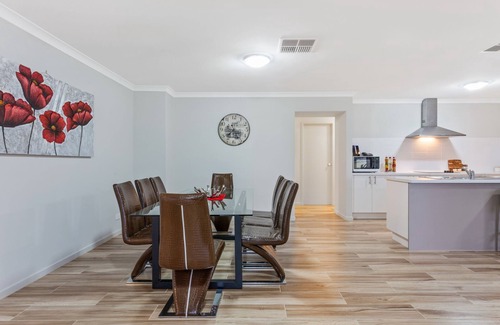 Bulla House | Modern 6 Bdrms, minutes to Airport, easy drive into City