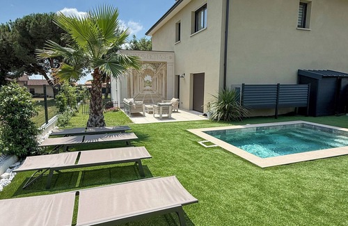 Villeneuve-les-Bouloc Apartment | Modern and Cozy Apartment with Private Pool