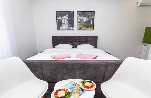 Old Town Apartment | Modern and Bright Studio! Heart of the City Center