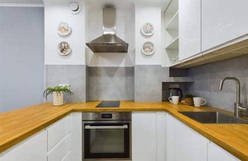 Nowa Praga Apartment | Modern and Comfortable Studios with Smart TVs near PGE by Noclegi Renters