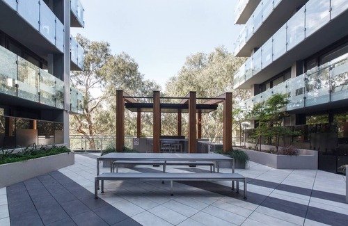 Abbotsford Apartment | Modern and Cosy Parkland Retreat near Yarra River