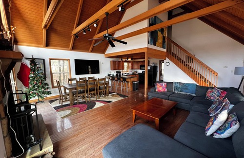 Berkeley Springs House | Modern and Peaceful Home with Amazing Mountain Views!