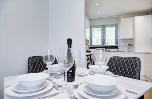 Newborough House | Modern and Spacious 3 Bedroom Home in Peterborough