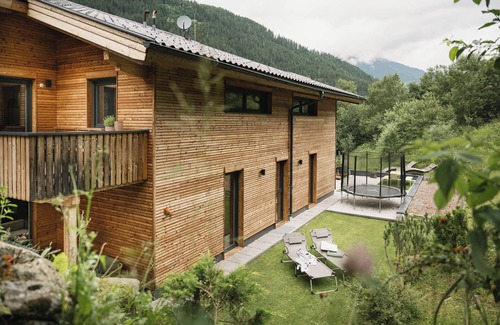 Neustift Im Stubaital Apartment | Modern apartment made of wood