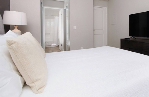 Tustin Apartment | Modern Apartment in Prime Location (ID8449X41)