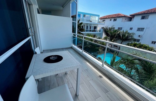 Los Melones Apartment | Modern apartment in private residence with pool