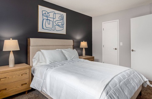 Lewis Center Apartment | Modern Apartment in Prime Location (ID7750X07)