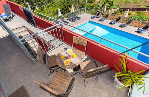 Campanario Apartment | Modern apartment in Prazeres with shared pool, 150 m²