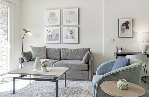Crabtree Apartment | Modern Apartment in Prime Location (ID1218X553)