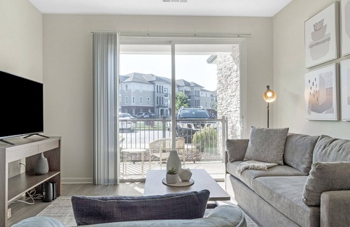 Crabtree Apartment | Modern Apartment in Prime Location (ID1218X553)