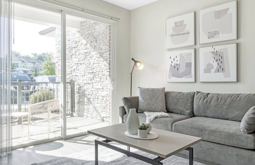 Crabtree Apartment | Modern Apartment in Prime Location (ID1218X553)