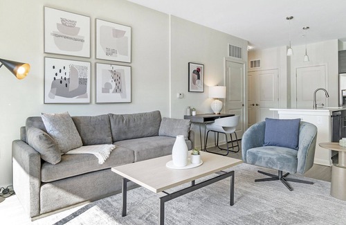Crabtree Apartment | Modern Apartment in Prime Location (ID1218X553)