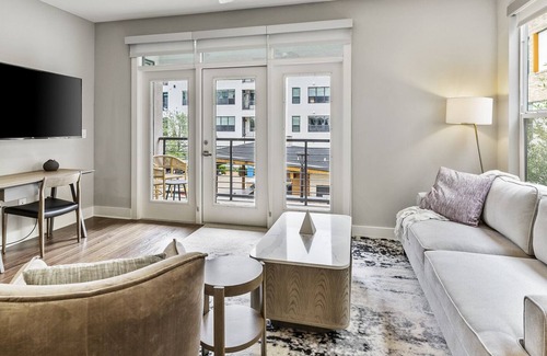 Mueller Apartment | Modern Apartment in Prime Location (ID4225X45)