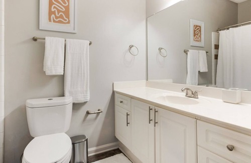 Greer Apartment | Modern Apartment in Prime Location (ID4770X52)
