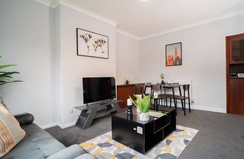 Linthouse Apartment | Modern Apartment in South-West Glasgow