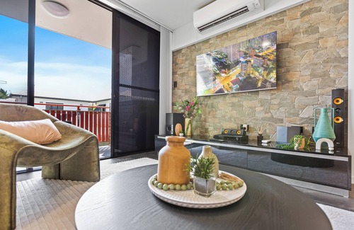 Cairns North Apartment | Modern Apartment with Esplanade Views