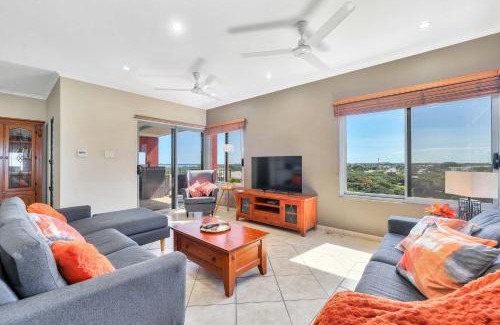 Darwin City Centre Apartment | Modern Apartment with Sunset Views