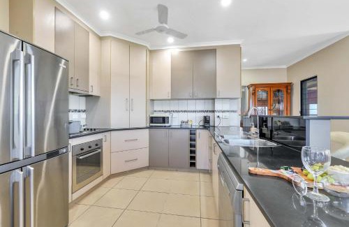Darwin City Centre Apartment | Modern Apartment with Sunset Views
