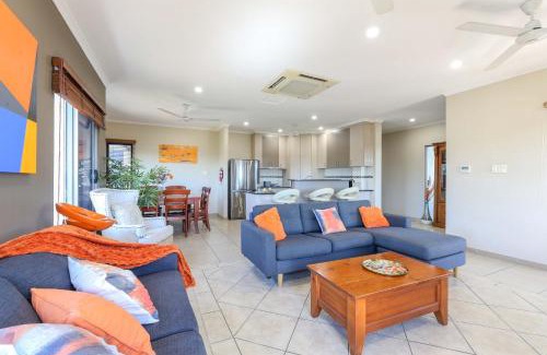 Darwin City Centre Apartment | Modern Apartment with Sunset Views