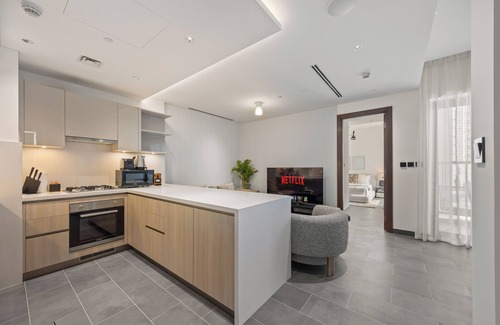 Nad Al Sheba Apartment | Modern Apartment with Balcony and Pool