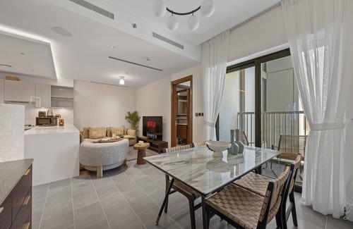 Nad Al Sheba Apartment | Modern Apartment with Balcony and Pool