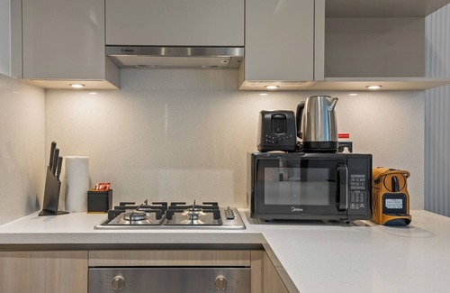 Nad Al Sheba Apartment | Modern Apartment with Balcony and Pool