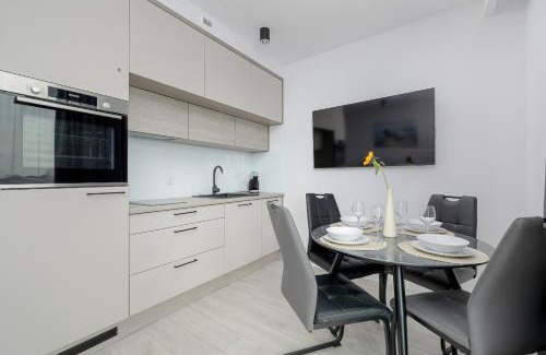 Uniescie Apartment | Modern Apartment with Balcony and Parking by Noclegi Renters