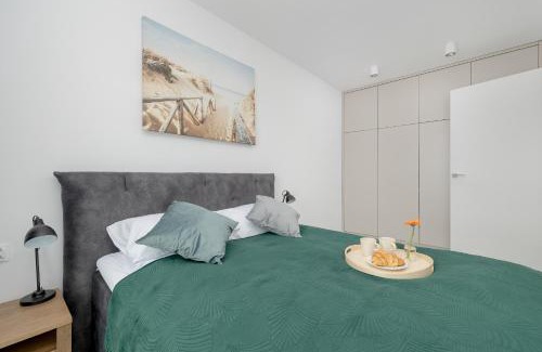 Uniescie Apartment | Modern Apartment with Balcony and Parking by Noclegi Renters