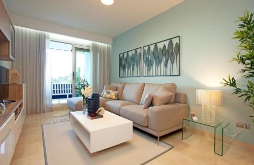 Ojen Apartment | Modern Apartment with Pool